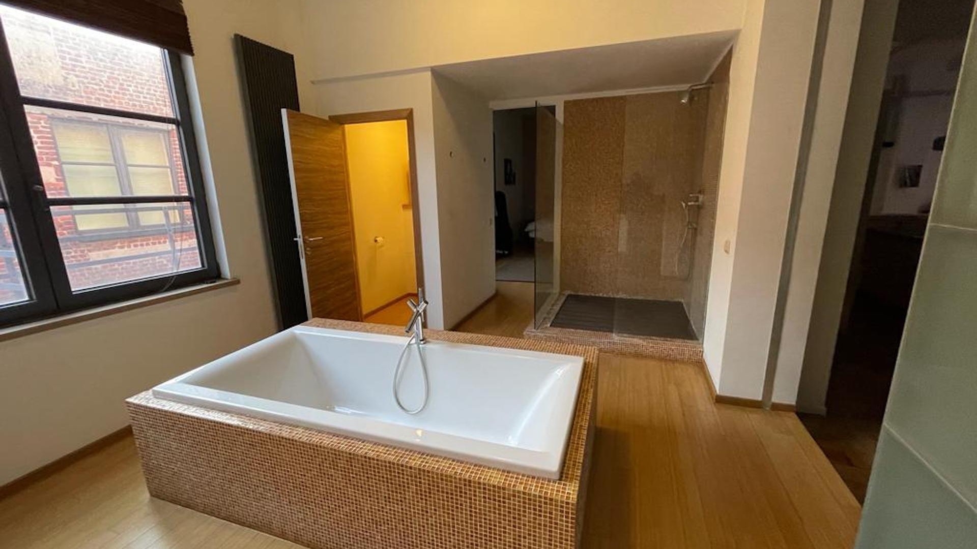 Salle de bain avec baignoire en ilot